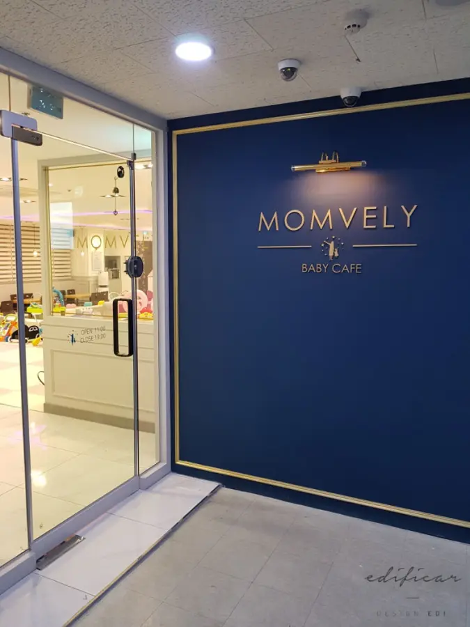 맘블리 베이비카페, 네이비와 골드의 고급 파사드